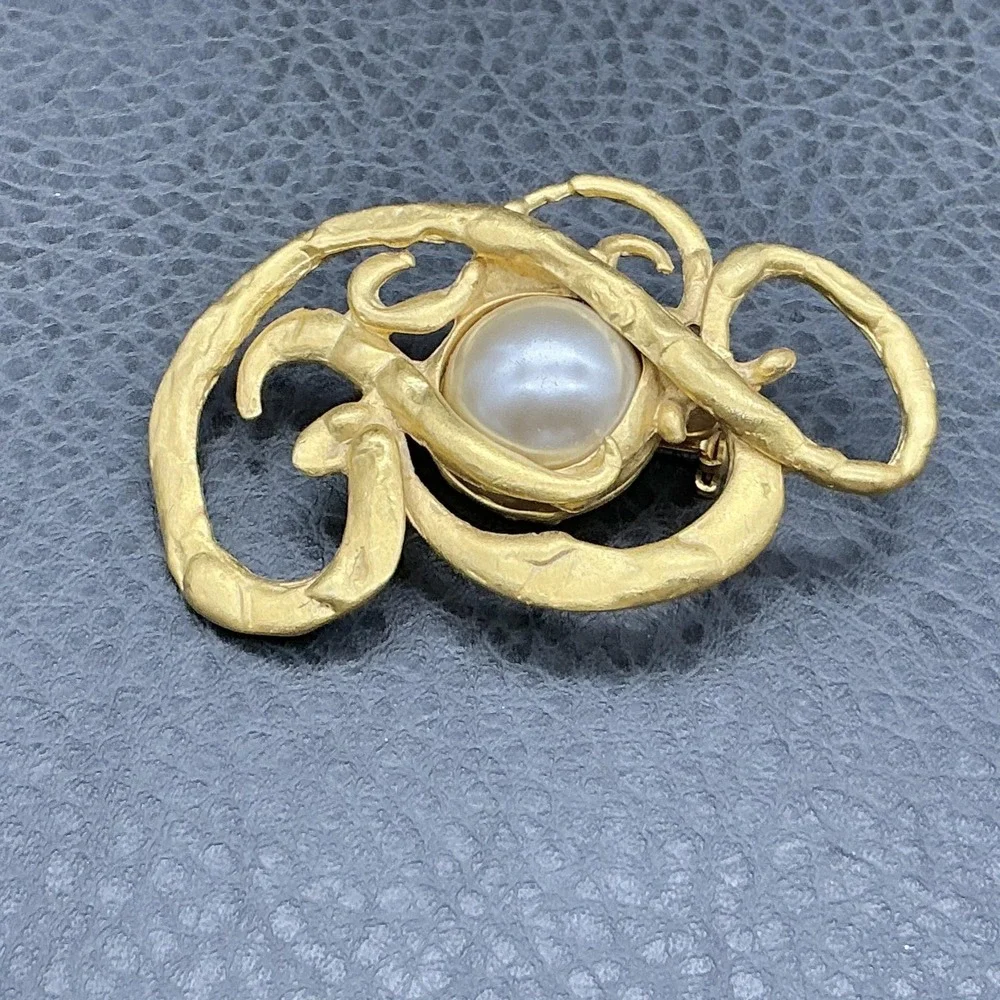 Brooch Abstract Gold Tone Statement Pin Faux Pearl Textured Swirl Art 2.5